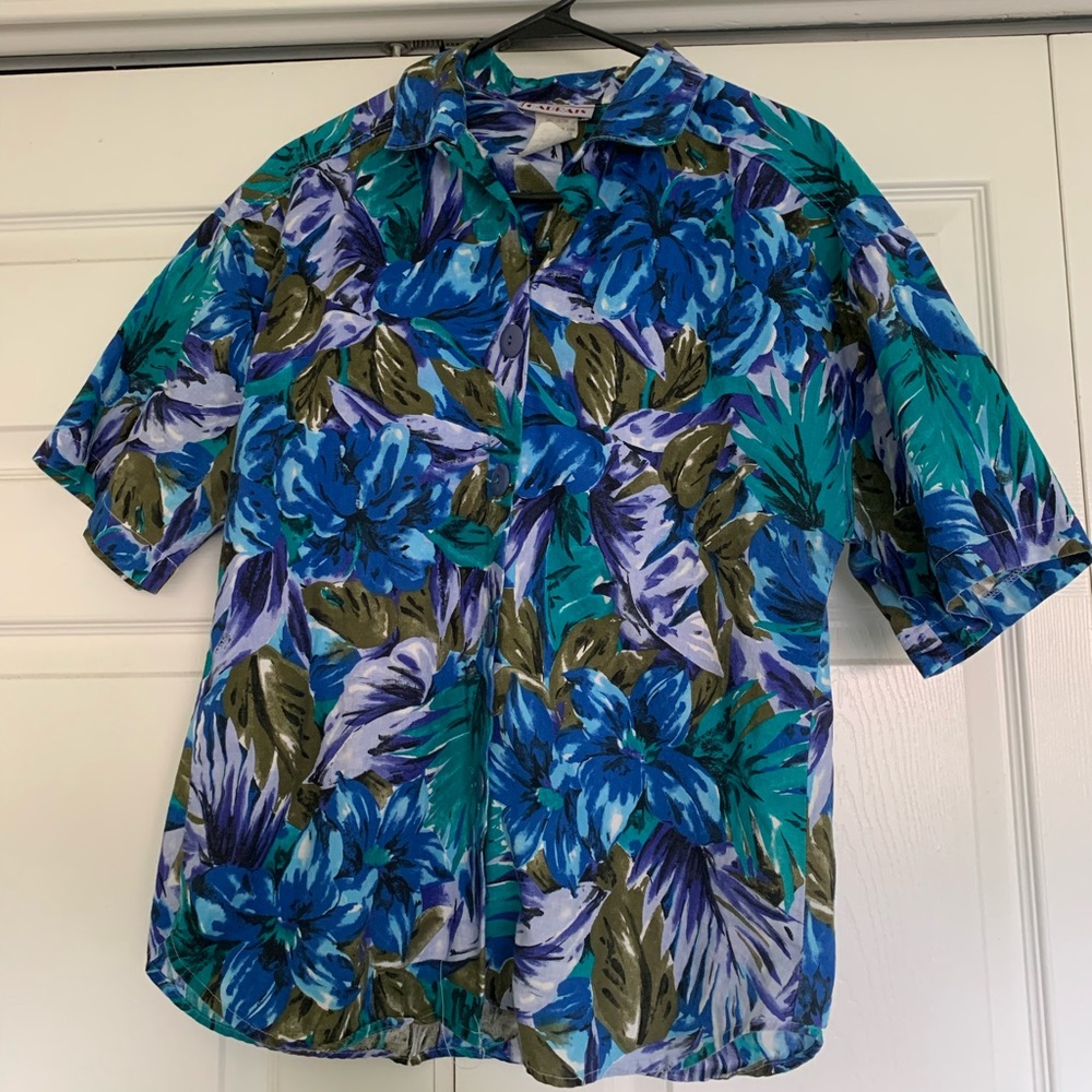 Women’s vintage Hawaiian style blouse.